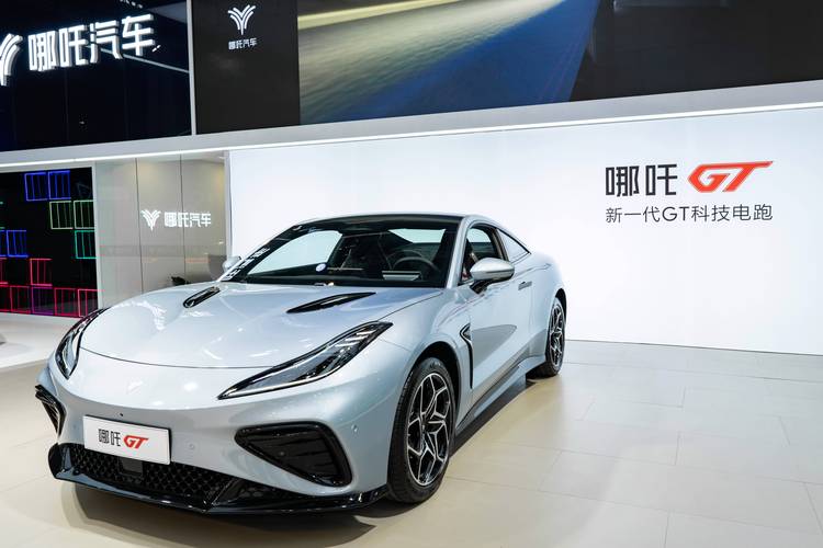 深圳89哪吒汽车在智能汽车领域的表现，领途汽车在新能源汽车市场中的影响力